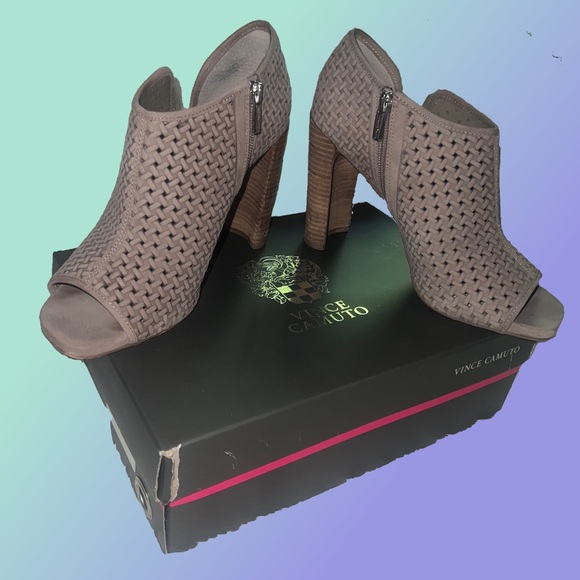 Vince Camuto- Prisha Bootie -Light Taupe Foxy Nubuck- Size:9 -Like New! - Picture 2 of 9